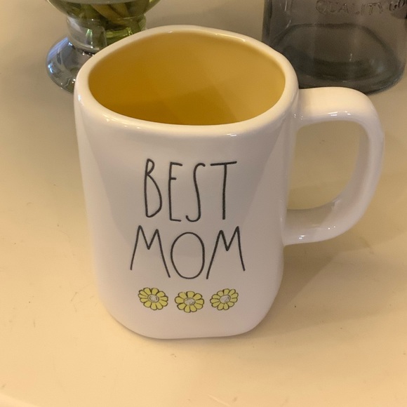 Rae Dunn BEST MOM Mug with Yellow - Picture 2 of 4